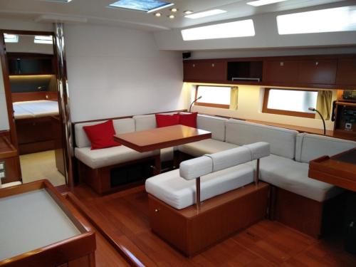 5de93a7f5012c7a3df2291c4 Oceanis 55 - Brokerage - Saloon